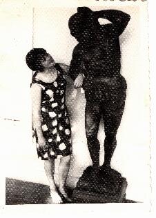 Mujer junto a una escultura