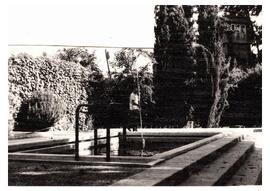 Hombre limpiando piscina